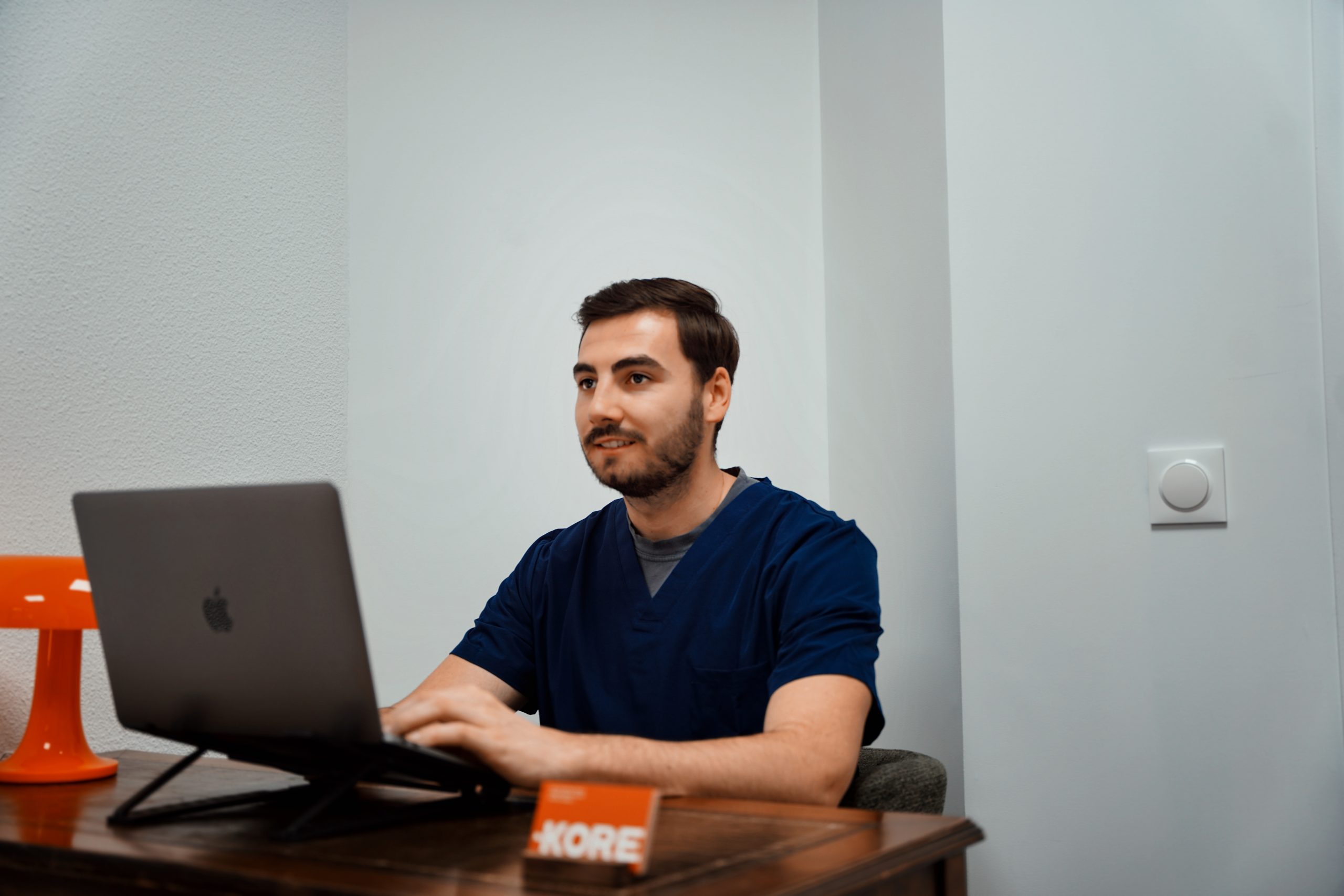 Thomas OLLIER ostéopathe à Montpellier en consultation